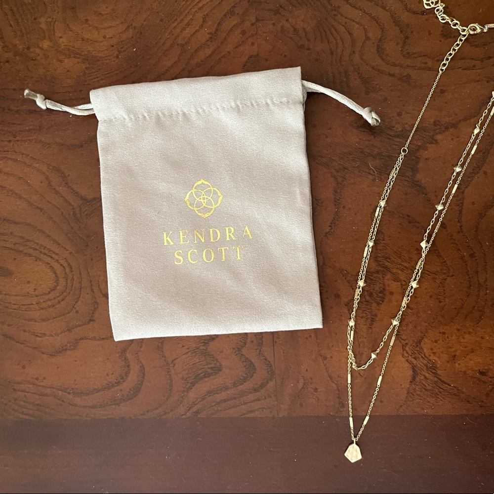 Kendra Scott necklace